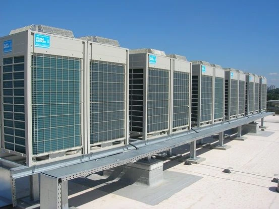 Técnico realizando mantenimiento a una unidad de climatización.
