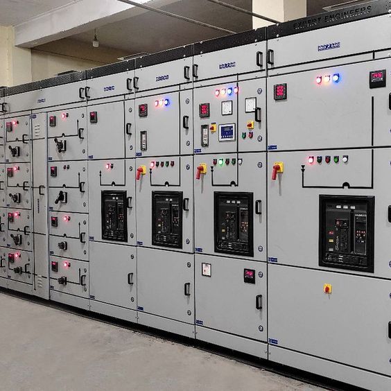 Técnico trabajando en una central eléctrica industrial.