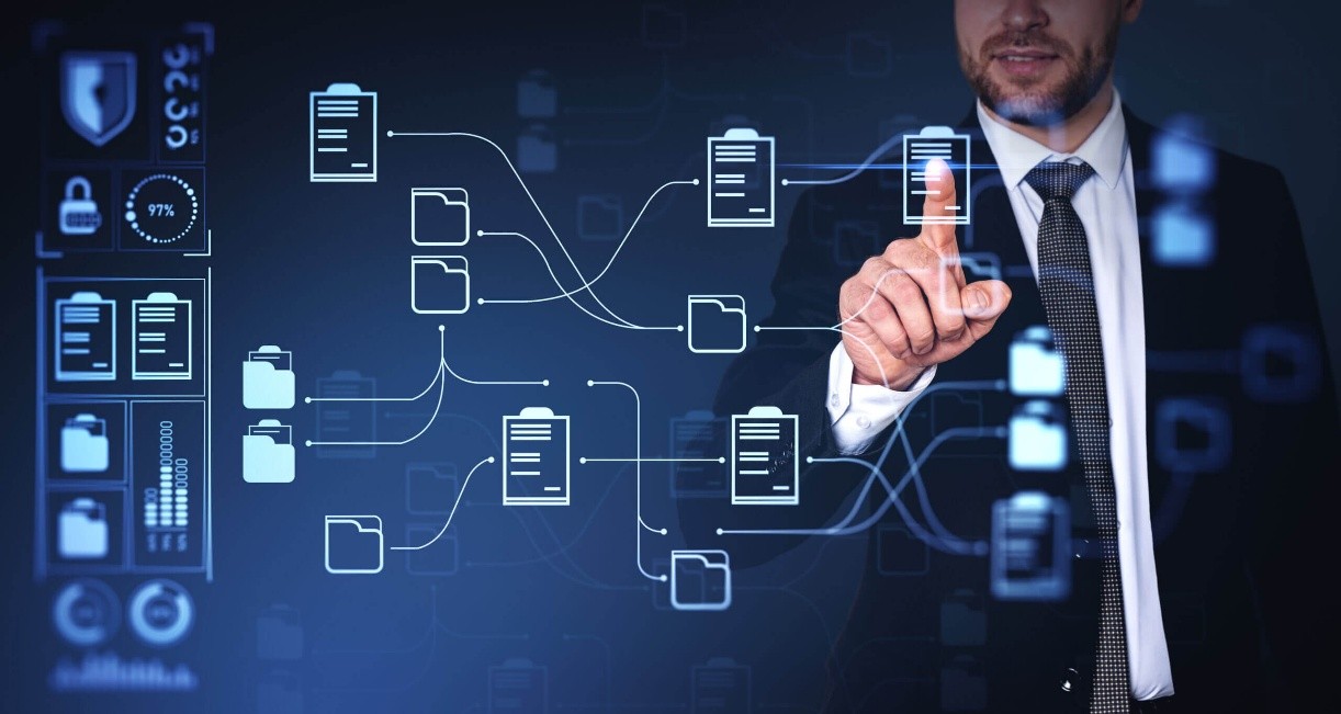 Profesional de HEXA Servicios gestionando un proyecto en una pizarra.