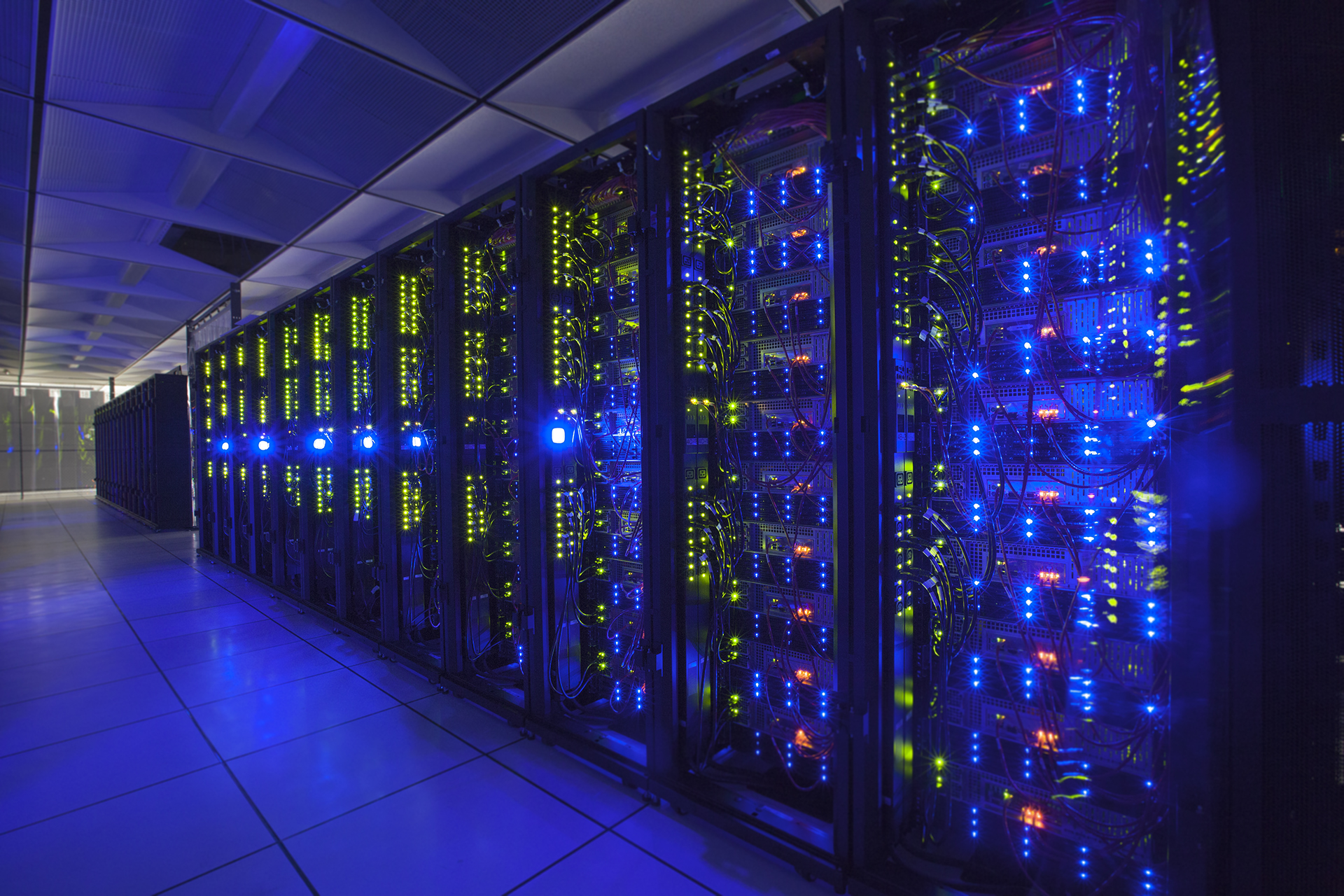 Racks de servidores en un centro de datos para infraestructura de redes.